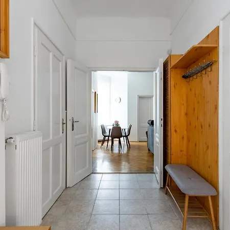 Your 3bdrm Close To The Buda Castle Apartment