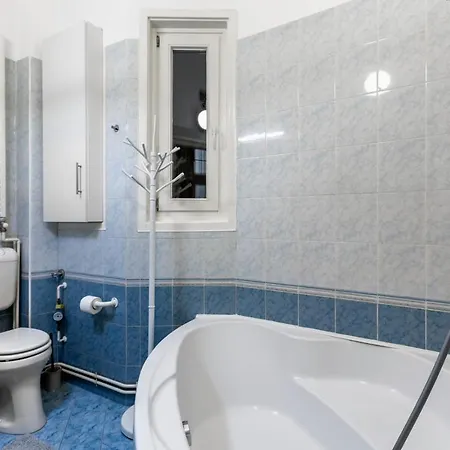 Your 3bdrm Close To The Buda Castle *